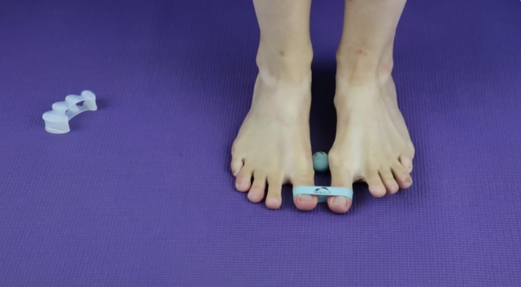 Stretching the toes using a band as part of bunion exercise 